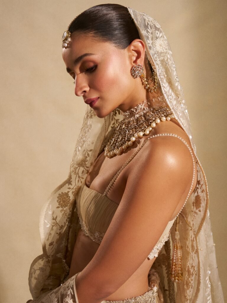 Alia bhatt looking beautiful in traditional wear